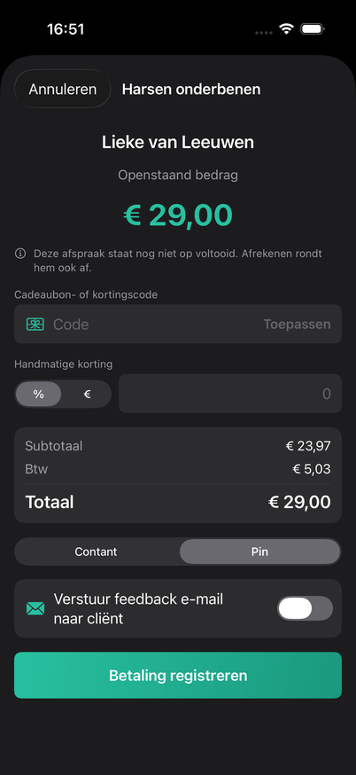 Afrekenen in de AuraZenix-app: openstaand bedrag, cadeaubon- of kortingscode, handmatige korting, btw-uitsplitsing, contant of pin en Betaling registreren.
