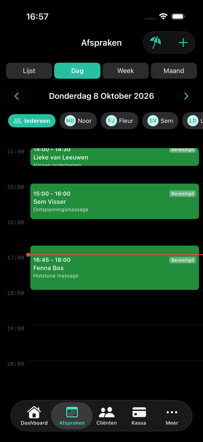 De dagagenda in de AuraZenix-app: de dag met een filter per medewerker (iedereen, Noor, Fleur, Sem, Lisa) en de afspraken als gekleurde blokken per uur, met de huidige tijd als rode lijn.