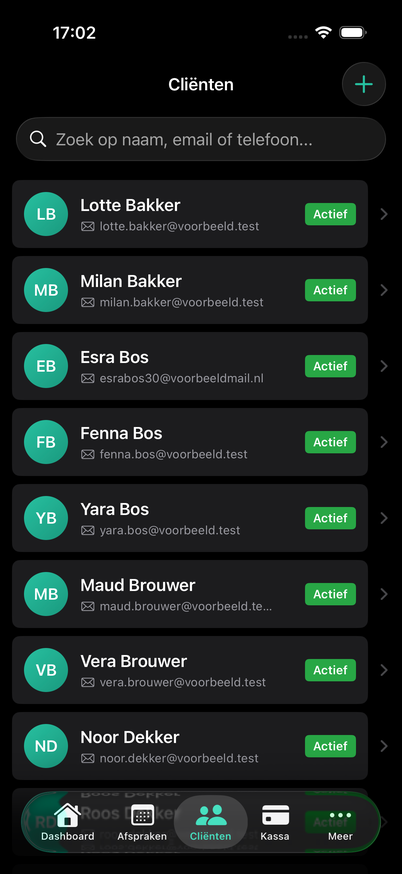 De cliëntenlijst in de AuraZenix-app: zoeken op naam, e-mail of telefoon en per cliënt de initialen, naam, e-mailadres en status.